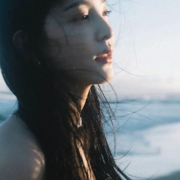 她比烟花寂寞